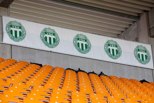 Tomma stolar på Iver Arena och Västerås logotyp