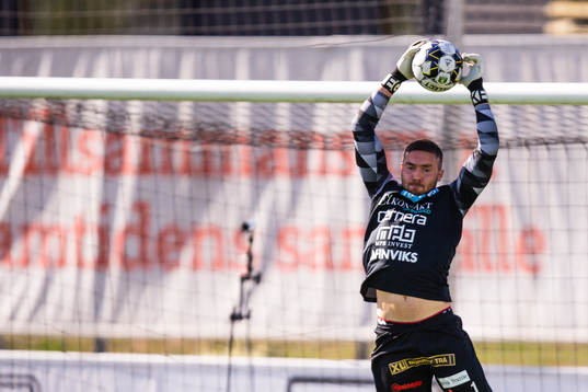 Norrbys målvakt Mergim Krasniqi räddar ett skott