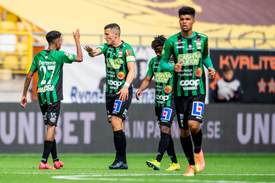 Varbergs Tashreeq Matthews jublar med Astrit Selmani