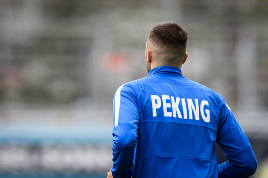 Tröja med Peking före fotbollsmatchen i Allsvenskan