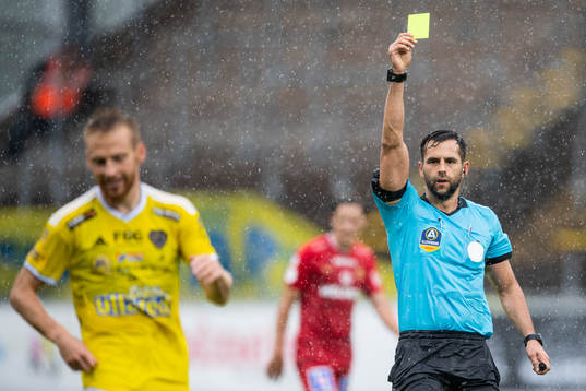 Falkenbergs Tobias Englund tilldelas ett gult kort av