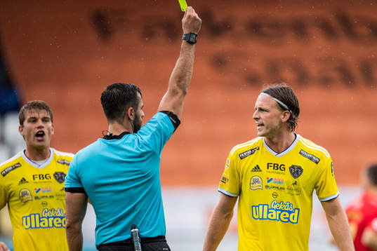 Falkenbergs Carl Johansson tilldelas sitt andra gula kort
