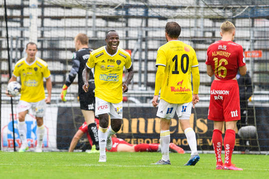 Falkenbergs Nsima Peter jublar