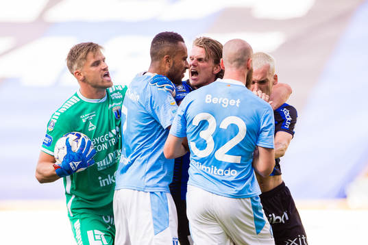 Malmö FFs Isaac Kiese Thelin i ett bråk med Sirius Adam