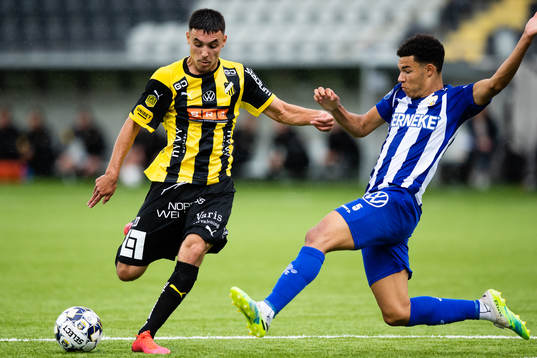 Häckens Ali Youssef med ett skott som IFK Göteborgs