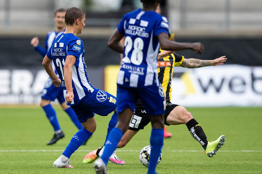 Häckens Alexander Faltsetas försöker bryta en passning