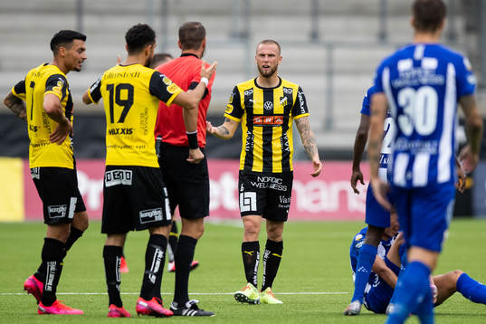 Häckens Alexander Faltsetas får rött kort av domare
