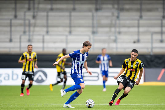 IFK Göteborgs August Erlingmark med tomma läktare i