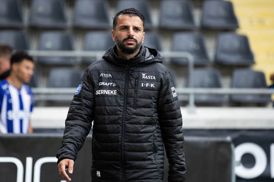 IFK Göteborgs tränare Poya Asbaghi i halvlek av