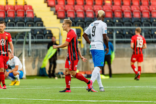 Östersunds Henrik Bellman och Helsingborgs Alhaji Gero