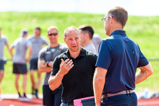 Sportchef Chris Abbott i samtal med klubbdirektör Daniel