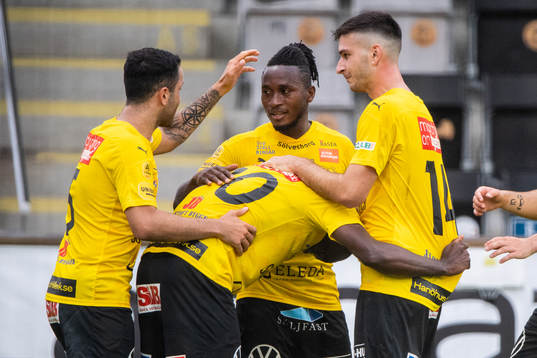 Mjällbys Moses Ogbu jublar med lagkamrater