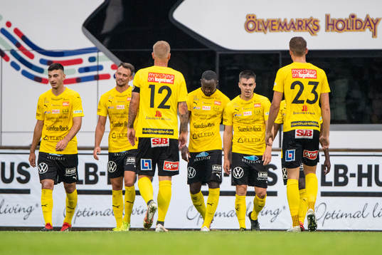 Mjällbys Jesper Gustavsson jublar med lagkamrater