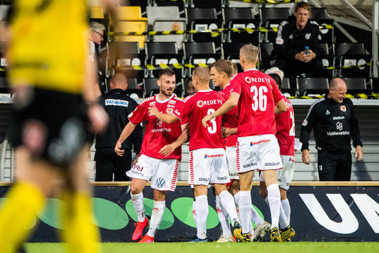 Kalmars Fidan Aliti jublar med lagkamrater