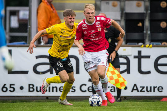 Kalmars Edvin Crona  och Mjällbys Eric Björkander