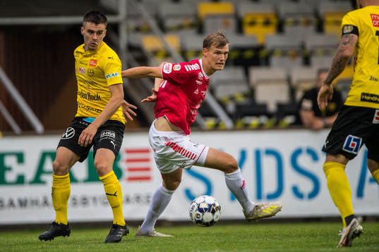 Kalmars Svante Ingelsson  och Mjällbys Jesper Gustavsson