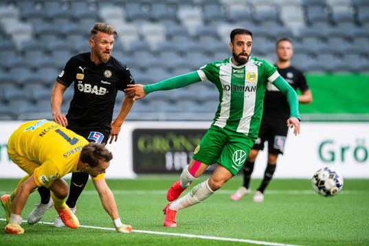Örebros målvakt Oscar Jansson och Michael Almebäck mot