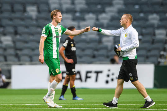 Hammarbys Tim Söderström jublar med tränare Stefan