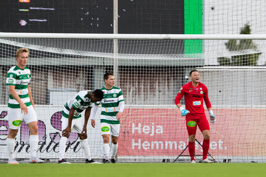 Västerås målvakt Anton Fagerström reagerar