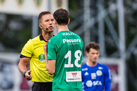 domare Fredrik Hansson i en diskussion med Jönköpings