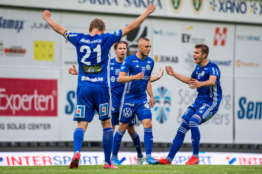Sundsvalls Dennis Olsson (m) jublar med lagkamrater