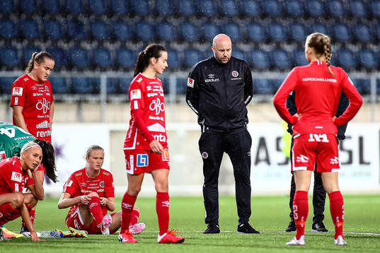Örebros spelare med tränare tränare Martin Skogman deppar
