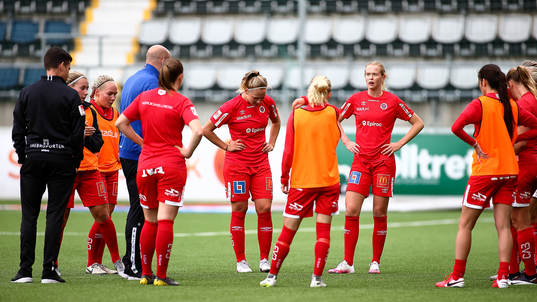 Örebros spelare före fotbollsmatchen i Damallsvenskan