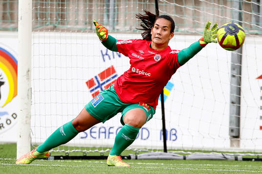 Örebros målvakt Mimmi Paulsson-Febo före fotbollsmatchen
