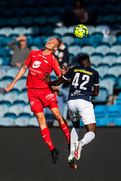 Kristoffer Barmen of Brann and Jack Ipalibo of Strømsgodset