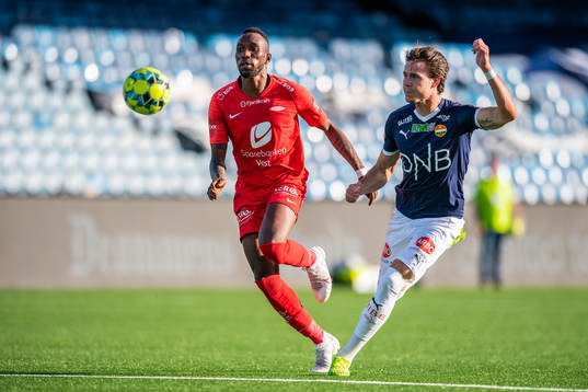 Daouda Bamba of Brann and Lars Vilsvik of Strømsgodset