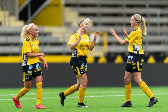 Elfsborgs Evelina Brink jublar med Tea Skoglund och Matilda