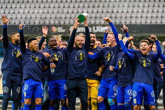 IFK Göteborgs Robin Söder lyfter pokalen med lagkamraterna