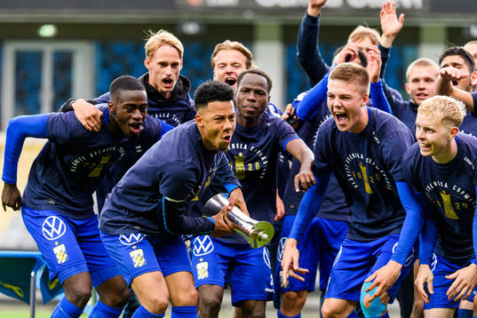 IFK Göteborgs Tobias Sana lyfter pokalen med lagkamraterna