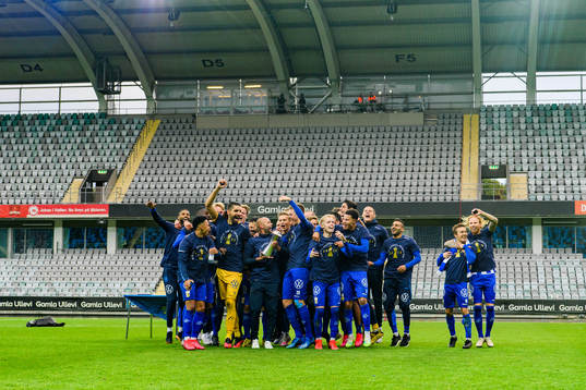IFK Göteborgs spelare jublar med pokalen