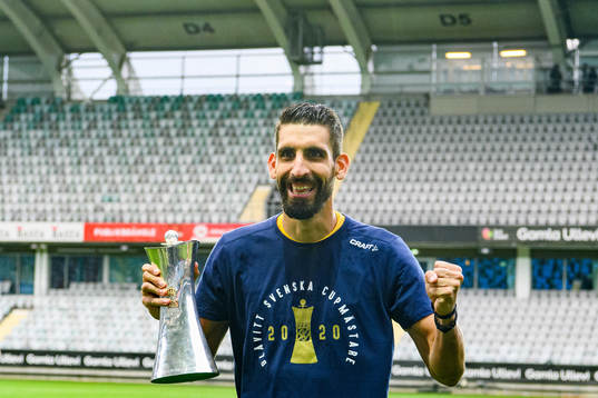IFK Göteborgs målvakt Ioannis Anestis jublar med pokalen