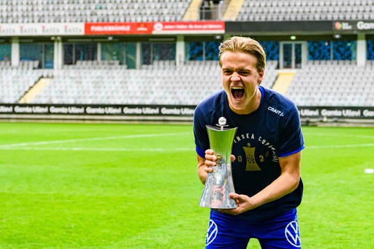IFK Göteborgs August Erlingmark jublar med pokalen