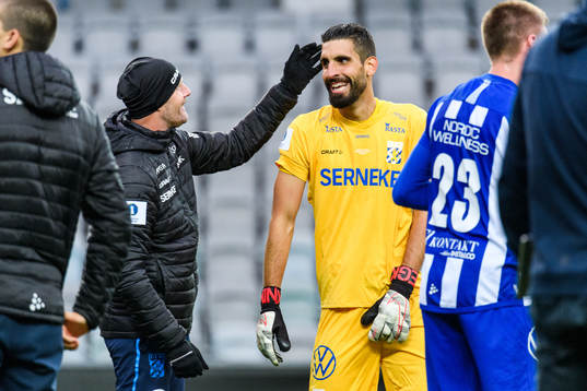 FK Göteborgs målvaktstränare Stefan Remnér jublar med