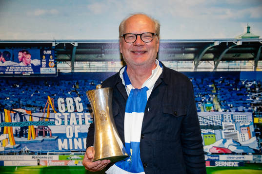 IFK Göteborgs ordförande Mats Engström med pokalen
