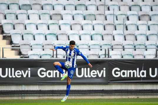IFK Göteborgs Alexander Jallow med tomma läktare i