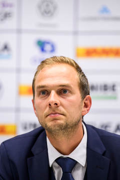 s sportchef Henrik Jurelius på en presskonferens där