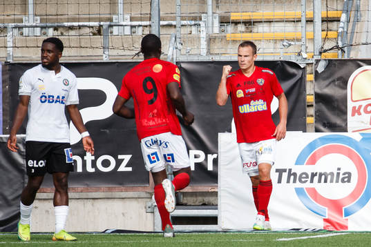 Falkenbergs Anton Wede jublar samtidigt som Örebros Kevin