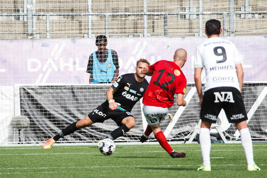 Falkenbergs Christoffer Carlsson gör 1-2 bakom Örebros