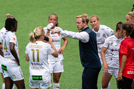 Rosengårds tränare Jonas Eidevall instruerar spelarna