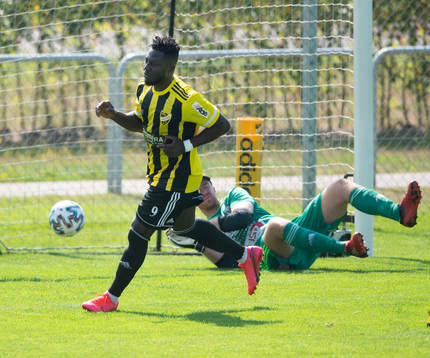 IFK Hässleholms Mike Andrew gör 2-0  i matchen mellan IFK