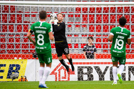Hammarbys målvakt David Ousted vid Helsingborgs 1-0 mål