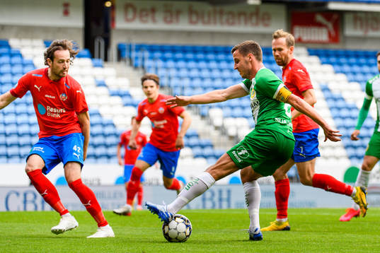 Hammarbys Jeppe Andersen utmanar framför Helsingborgs