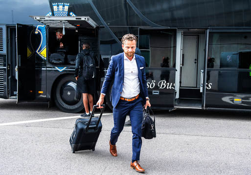s tränare Bartosz Grzelak anländer