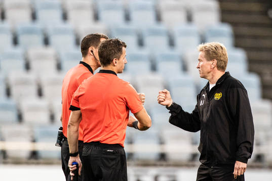 Mjällbys målvaktstränare Benny Johansson tackar domare