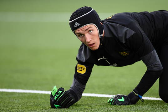 Mjällbys målvakt Noel Thörnqvist värmer upp