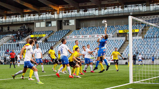 Räddning av Mjällbys målvakt Carl-Johan Eriksson